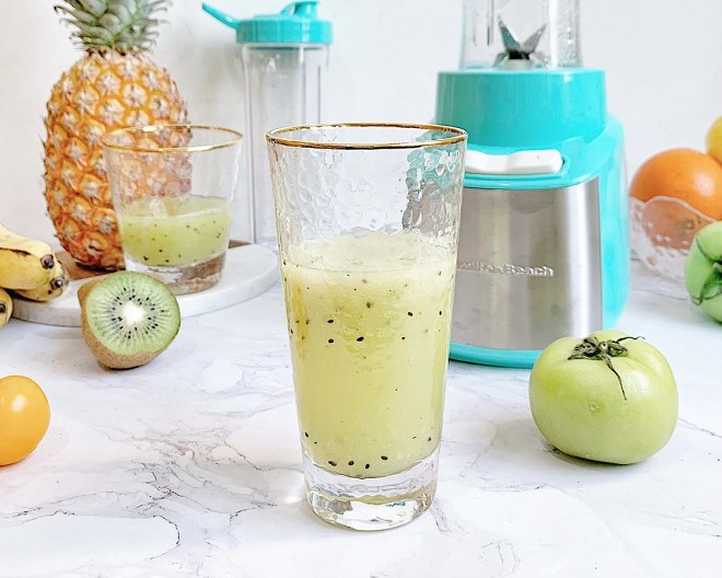 汁需要的材料有猕猴桃,梨子,冰块,柠檬,此饮为猕猴桃和梨子的综合果汁