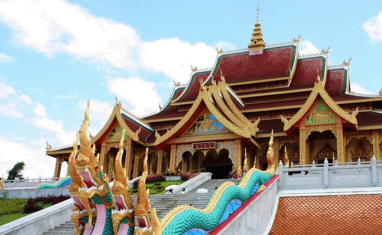 ">勐泐大佛寺,位于 a target="_blank" href="/item/云南省/18664752"