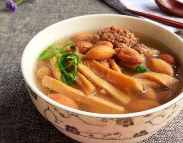  p>鱿鱼排骨汤是一道简单的家常菜,主料是 a href="#" data-lemmaid="