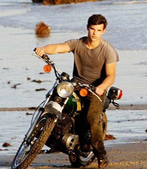  p>泰勒·洛特纳(taylor lautner),1992年2月11日出生于美国密歇根州