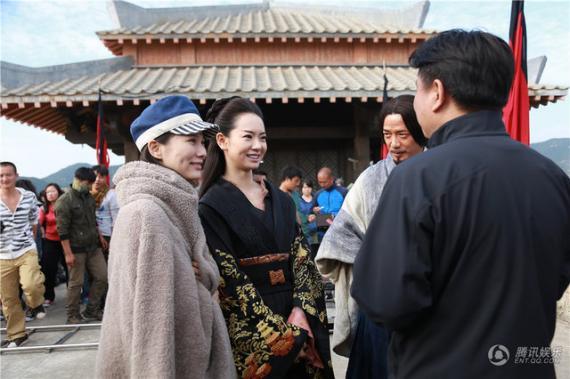 左起：徐麒雯、戚薇、段奕宏、导演刘涓讲戏