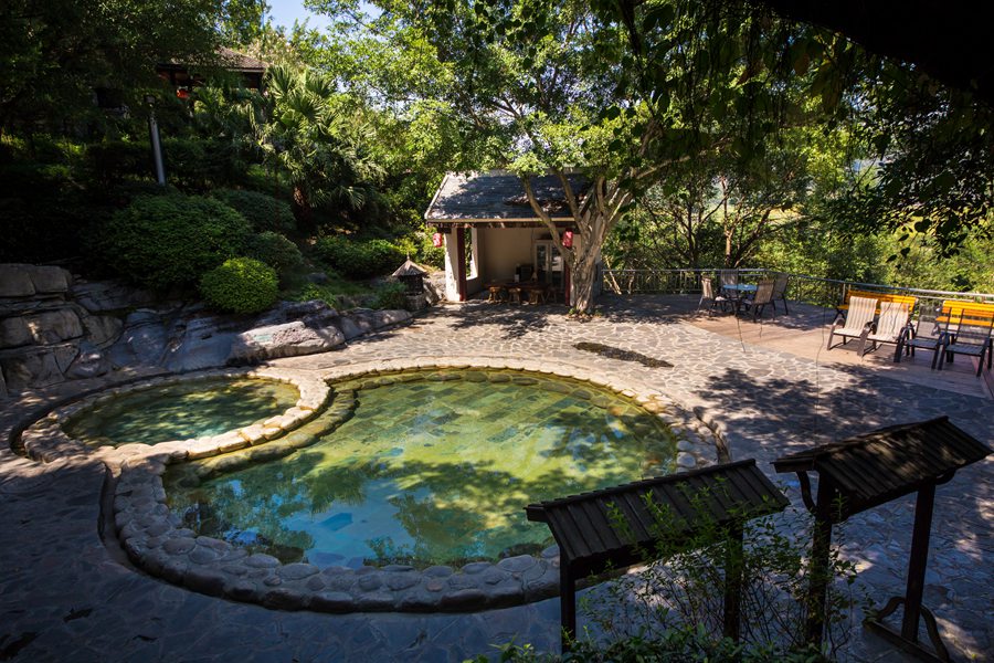  p>英德奇洞温泉度假村(原英德溶洞温泉度假村)位于英德市望埠镇李屋