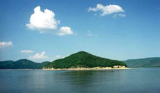 实际上是一座岛屿,位于 a target="_blank" href="/item/镜泊湖