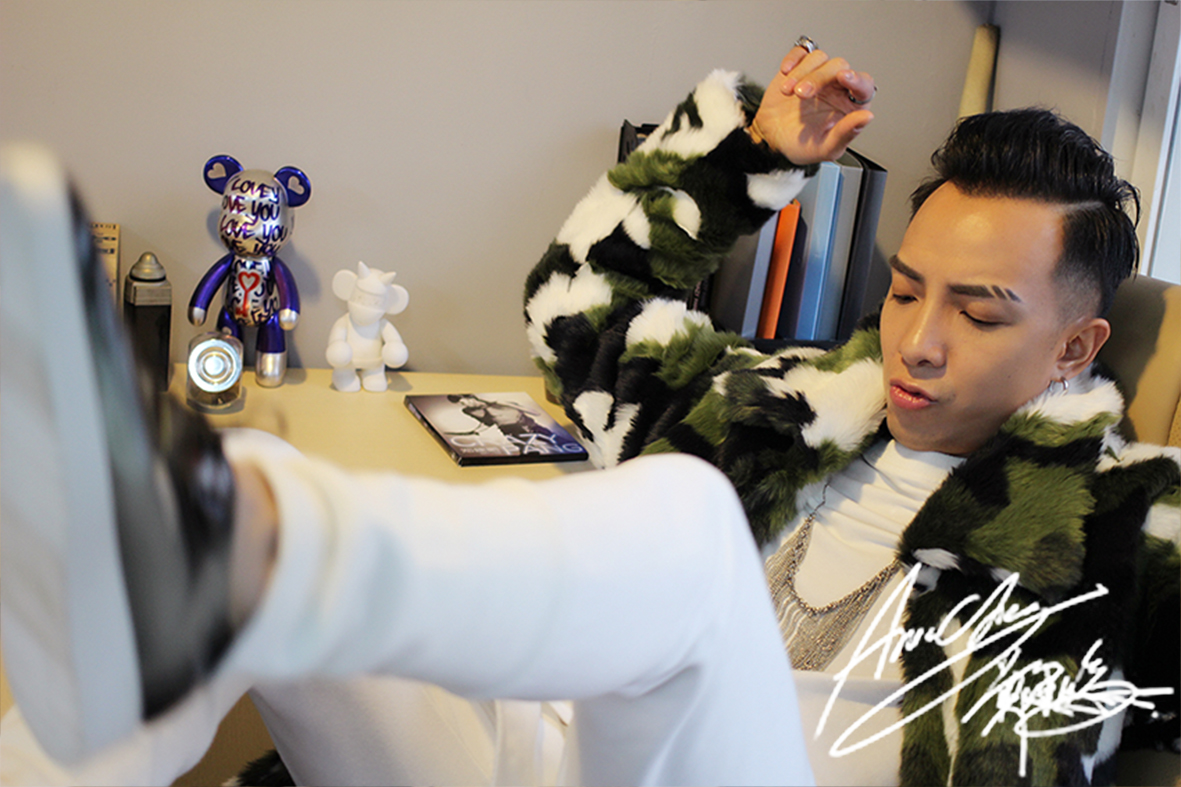  p>郑建鹏,高中时被校舞蹈队的师兄邀请参加学校年度晚会的" b>break