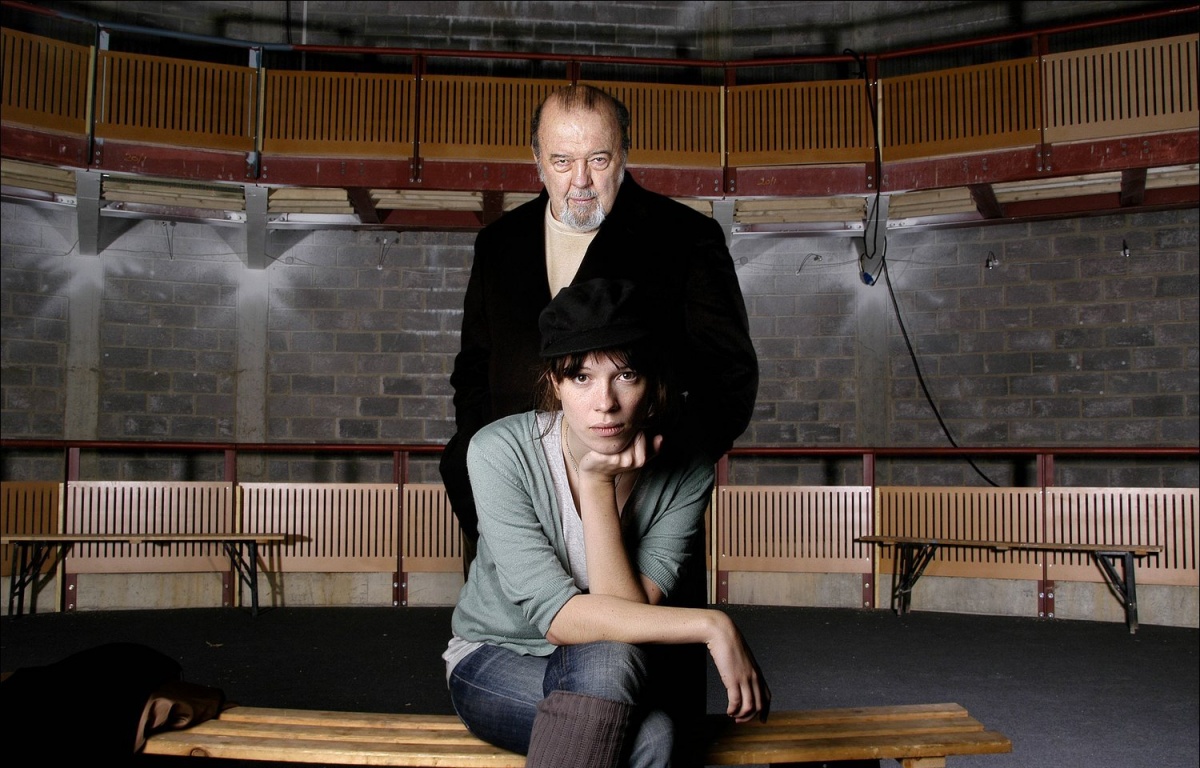  /p> p>1992年,丽贝卡·豪尔在电视剧《甘草菊地》中首次登台表演.