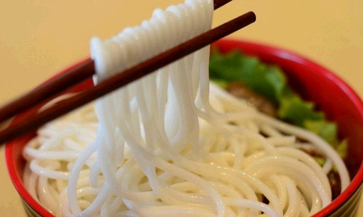  p>手工米粉是用最原始的工具做出来的米粉. /p>