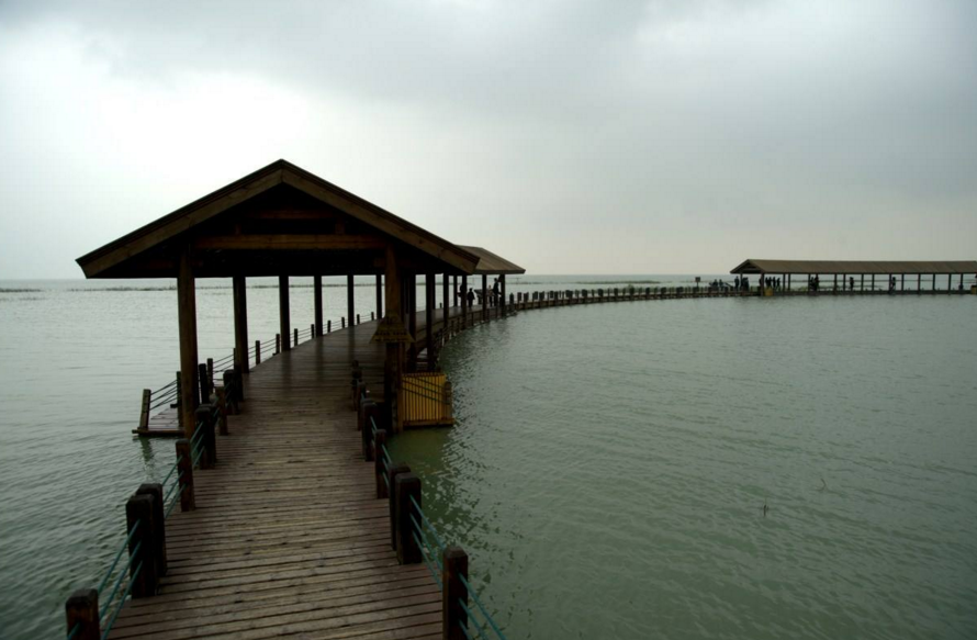 原址有梁昭明太子读书台和焦尾泉,雅集亭