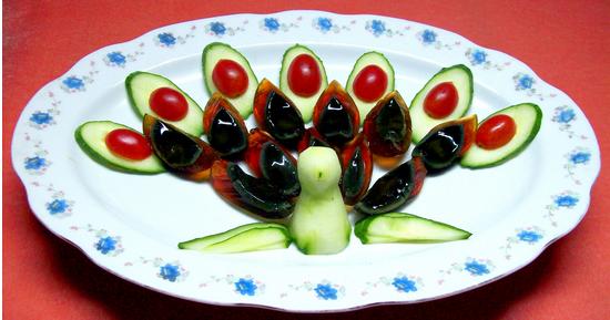 孔雀开屏喜迎宾