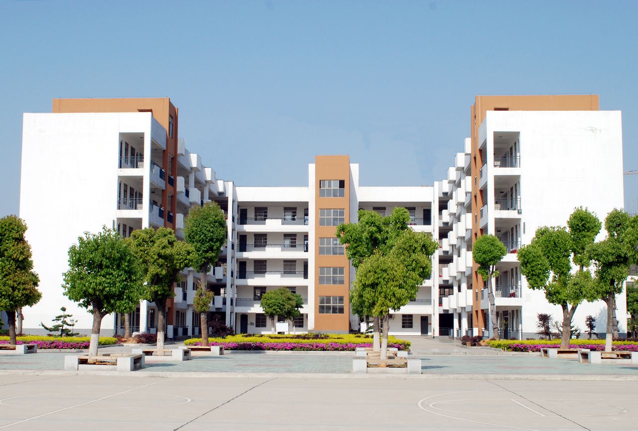 黄梅县晋梅中学是一所实行现代教育管理模式的民办学校,现任董事长