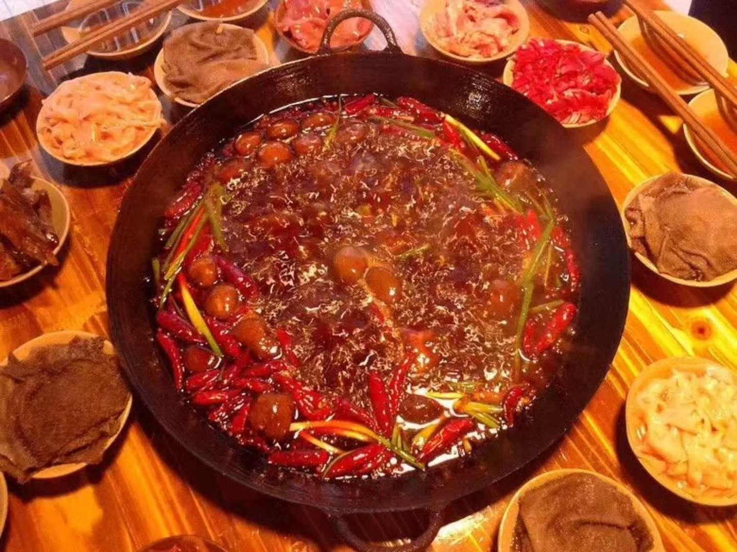  p>重庆老火锅是川渝地区传统美食之一,以 a target="_blank" href="