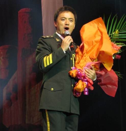 陈永峰,艺名咏峰,男,第二炮兵政治部歌舞团独唱演员,著名男高音歌唱家