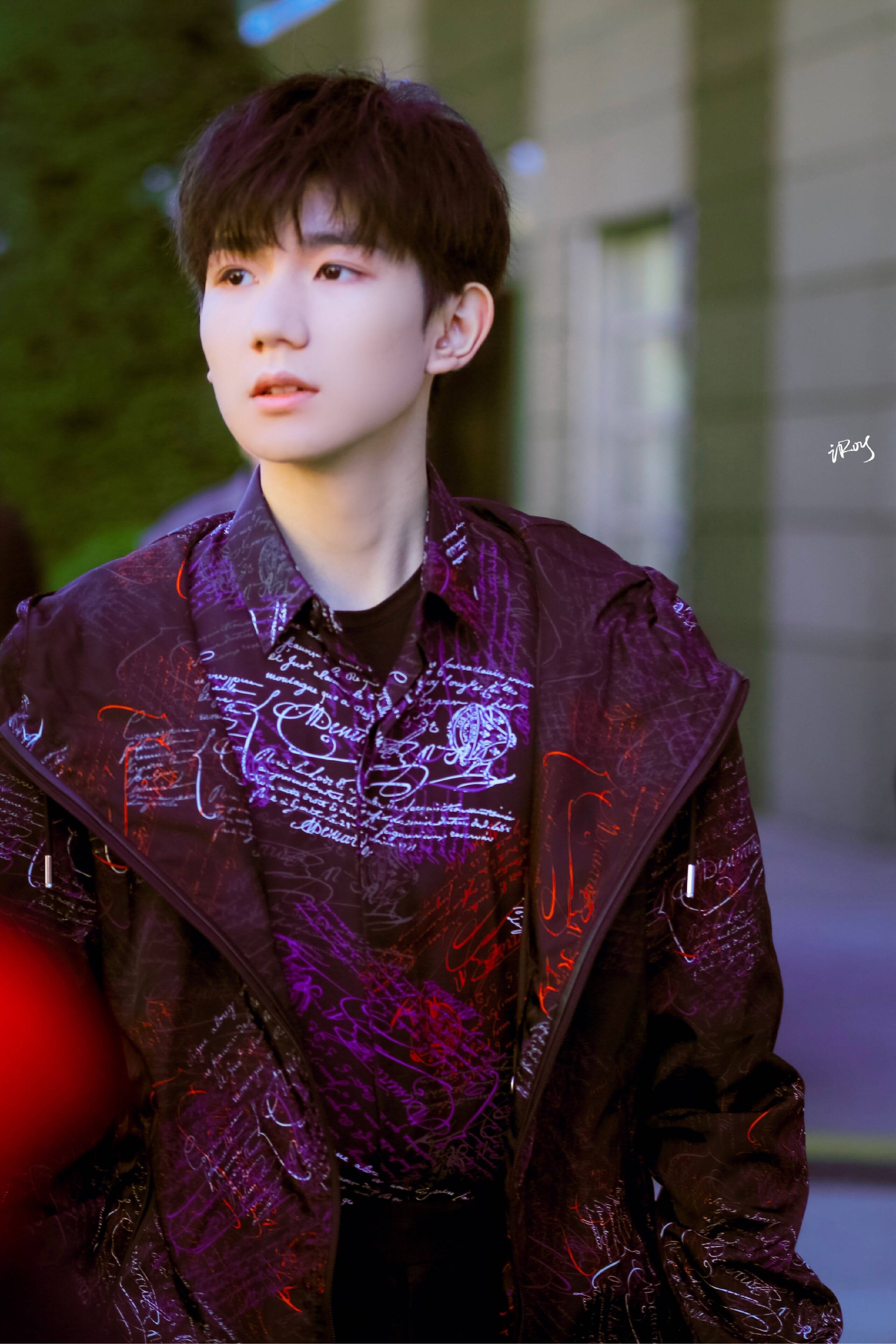  p>王源,2000年11月8日出生于重庆,中国内地男歌手,演员,主持人,作家