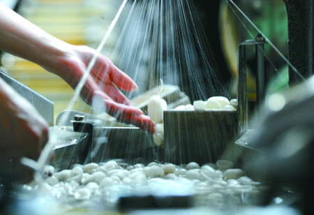  p>丝绸,一种纺织品,用 a target="_blank" href="/item/蚕丝/2815438