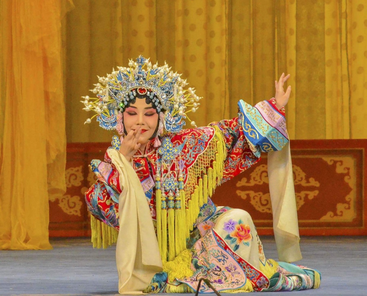  p>京剧《贵妃醉酒》又名《百花亭》,是一出单折戏,取材于中国唐朝