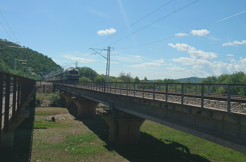  p>滨洲铁路,是原中俄共同修筑的东清铁路(中东铁路)的西部干线,故