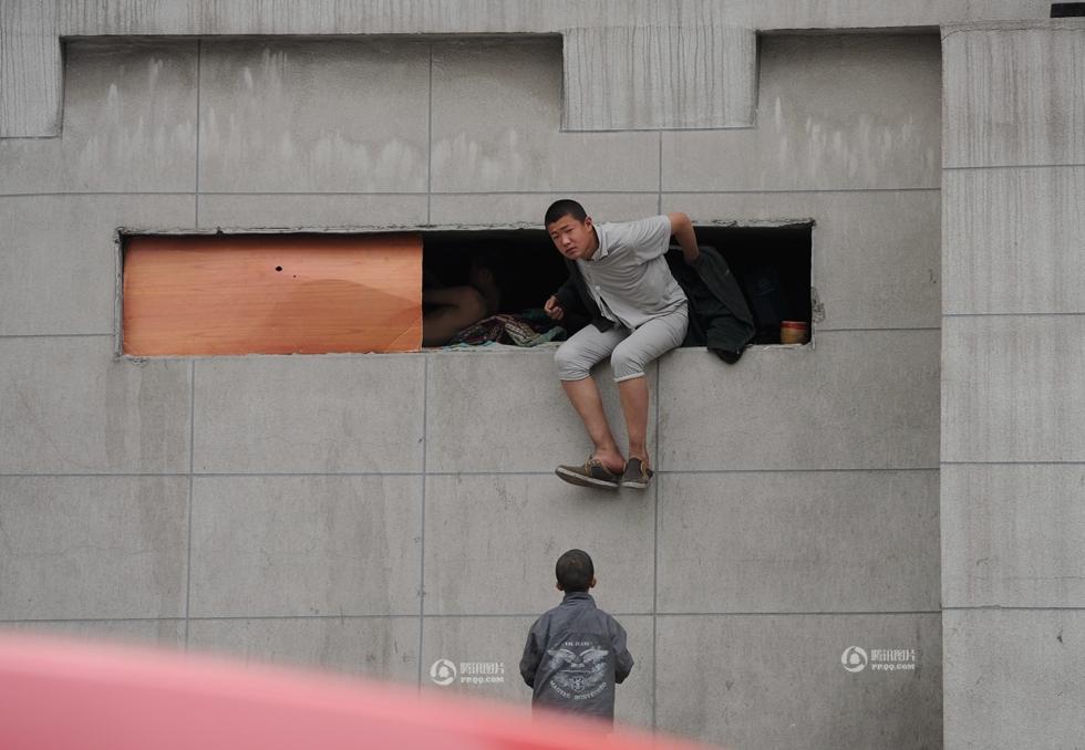  p>3名沈阳流浪儿童因无家可归,而把家安在了墙洞里.