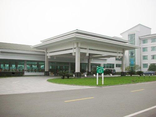  p>横店国际会议中心大酒店地处热闹繁华的横店万盛街,包括了集餐饮