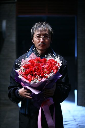 ">《决不放弃》是由 a target="_blank" href="/item/张族权/3086810"