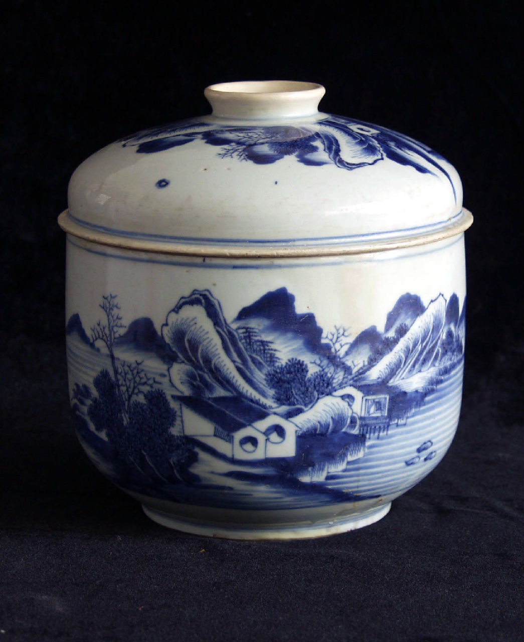 是清代康熙青花民窑瓷器的代表作,也是故宫博物院自建院以来作为重要