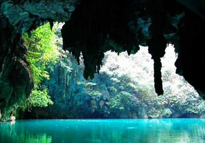  p>科马堤岩位于广西罗城县北部的宝坛乡是九万大山南麓的中心腹地