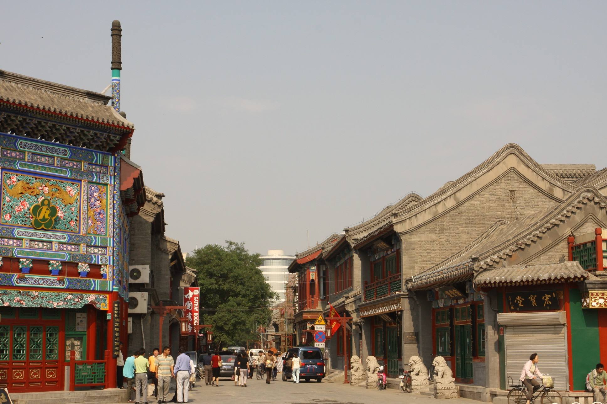  p data-id="gnwmo9aw7l">琉璃厂大街位于北京和平门外,是北京一条