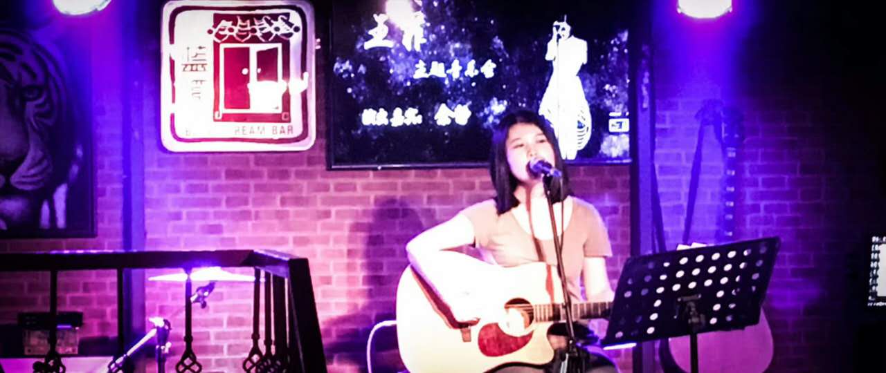  p data-id="gnfif07gfd">余静,歌手,主要代表作品《太湖》. /p>