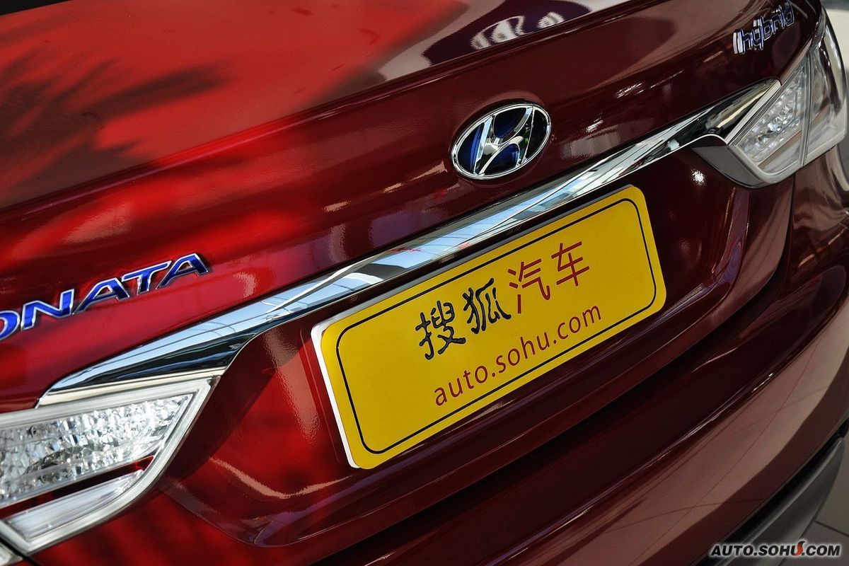 混合动力汽车是由电动马达作为发动机的辅助动力驱动汽车. /p>