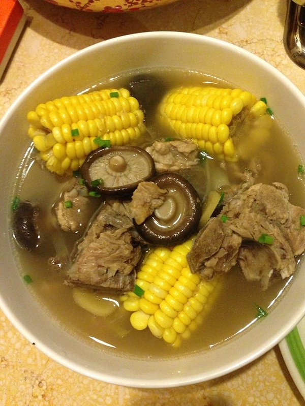 玉米香菇排骨汤