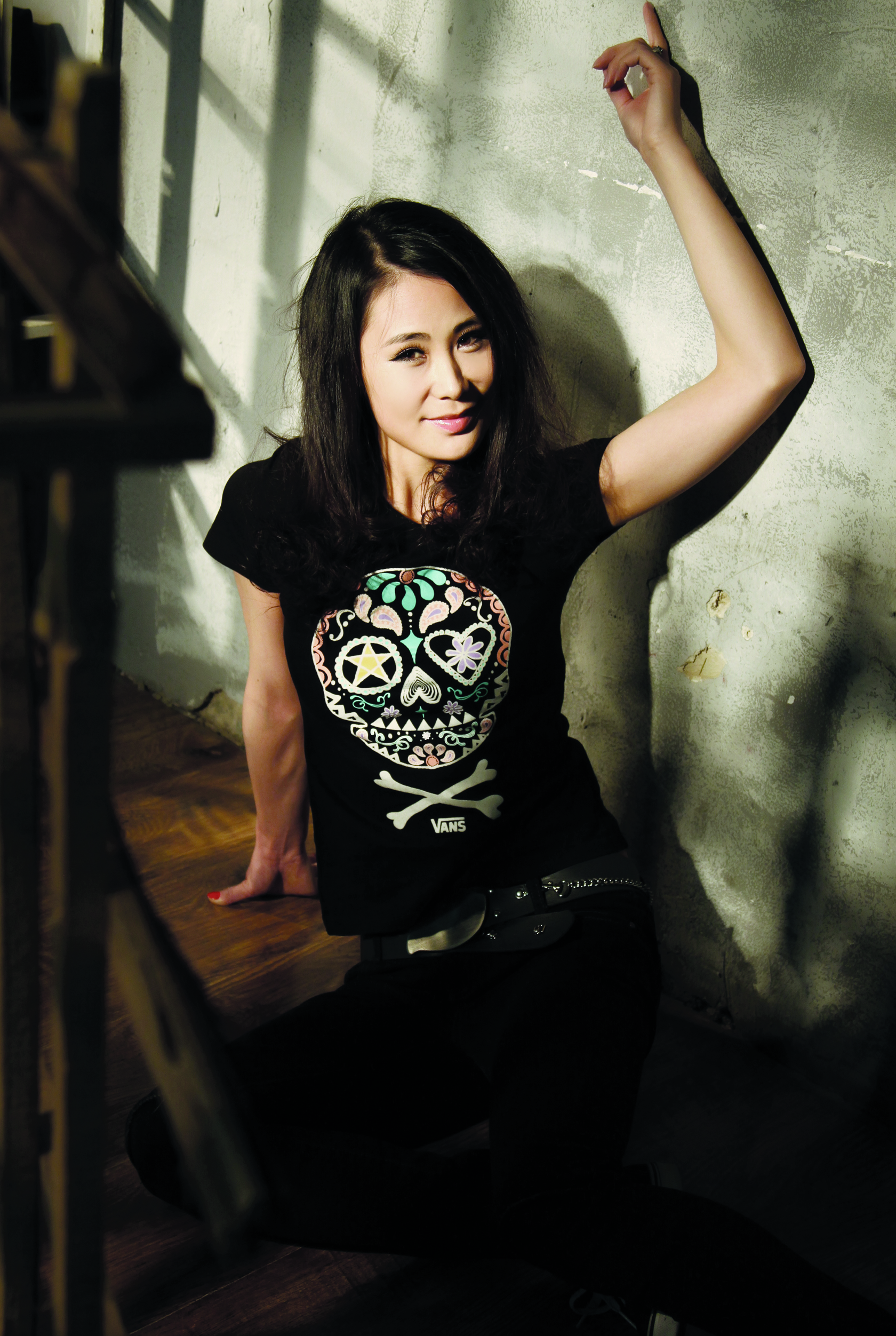 《不只在梦里》是萨仁图娜拉演唱的歌曲,由