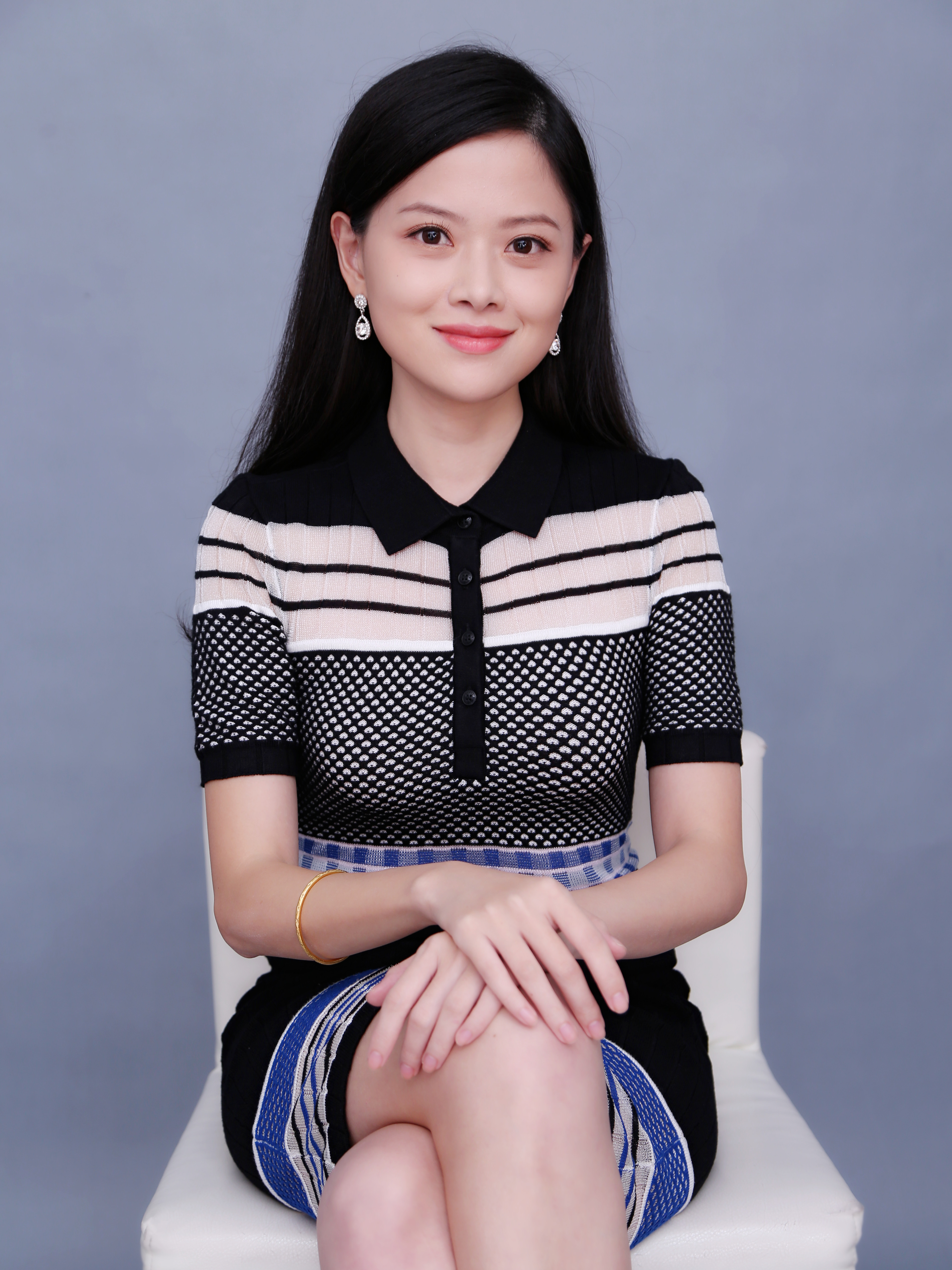  p data-id="go0b64ygfh">颜华,中英文双语主持人,财经专栏 a target=