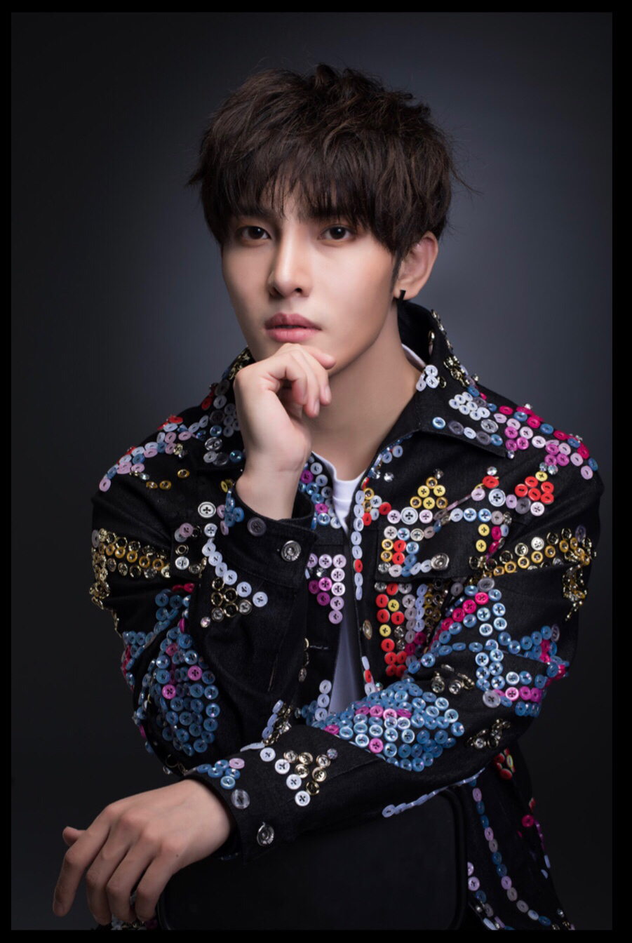 n9hk">韩松,1998年12月26日出生于山东省威海市,中国内地男歌手,演员