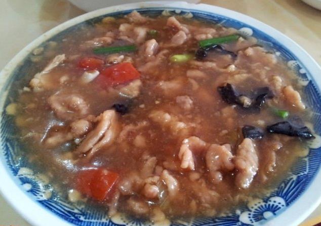 晋城大米过油肉的特点是多汤水,具有浓厚的晋城地方特色