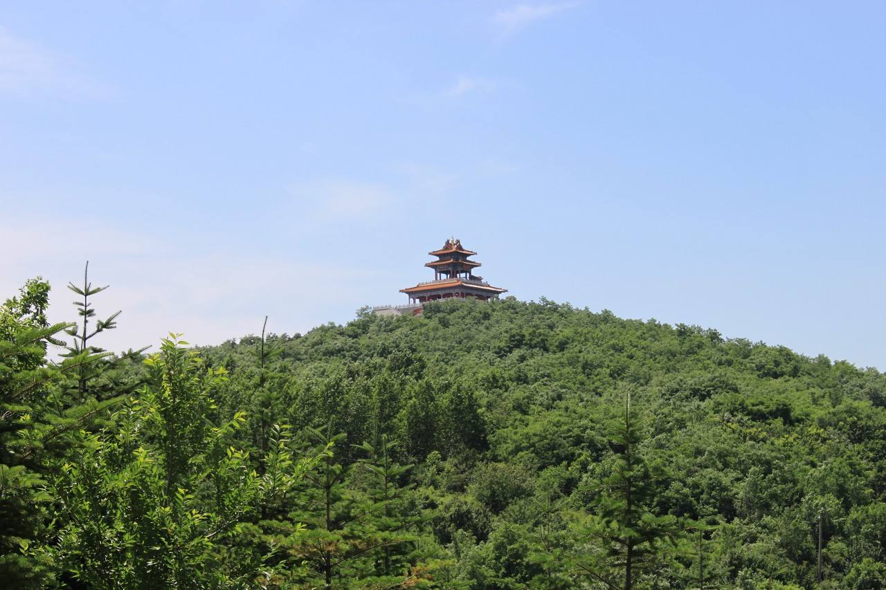  p data-id="gnzl9r5arf">龙顶山风景区位于辽阳市城区南侧,东起云台