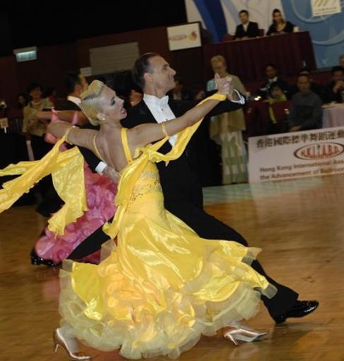 data-lemmaid="2540414">狐步舞 /a>中的步法,流动感强,动作轻盈,舒展