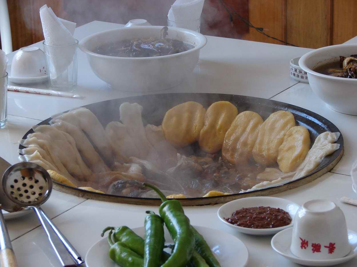  p>贴饽饽熬小鱼是天津一道传统特色风味的地方美食,也驰名中国各地.