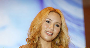  p>玉萨,是蒙古,维吾尔,俄罗斯,汉族混血儿,中国内地女歌手.