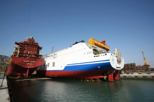  p>滚装船,是指通过跳板采用滚装方式装卸载货车辆的"船舶".