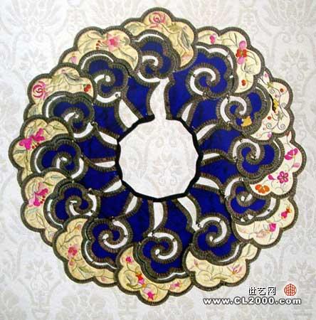  p>云头纹又称"如意云",其形状犹似下垂的如意,是一种典型的云纹 a