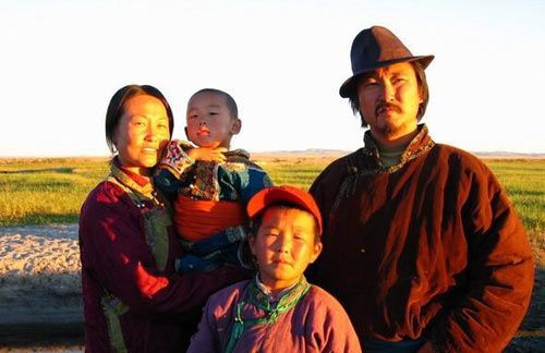  p>《绿草地》是由 a href="#" data-lemmaid="7222289">宁浩 /a>执导