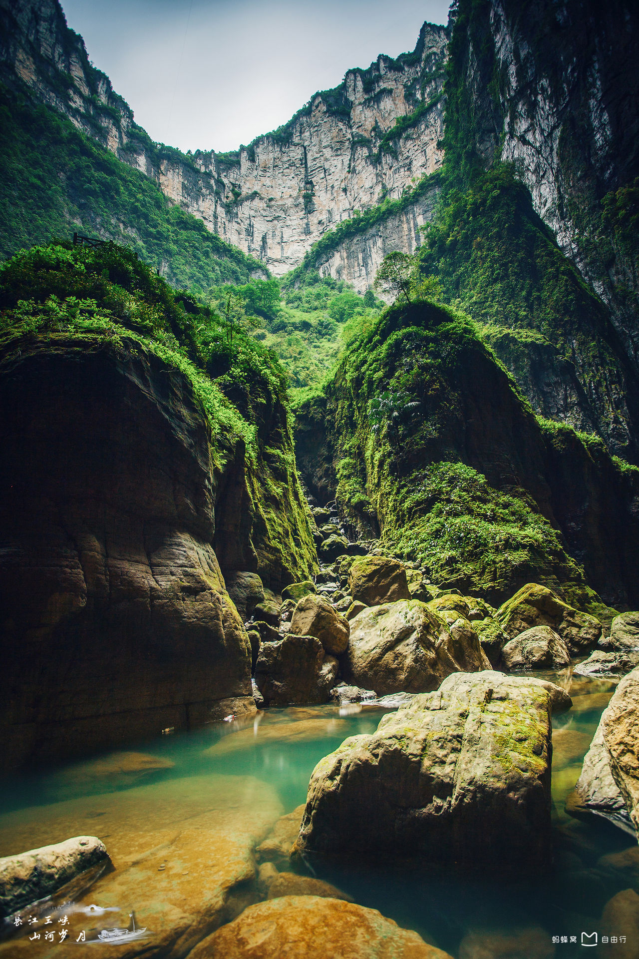  p>天坑地缝,位于重庆市奉节县的南部.