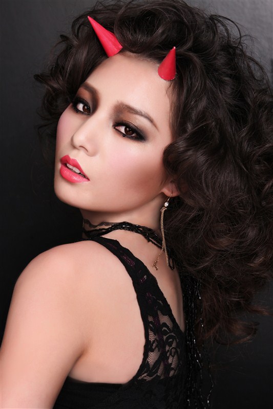 学校高级讲师,自从2005年正式进入中国时尚圈以来,也为无数明星艺人