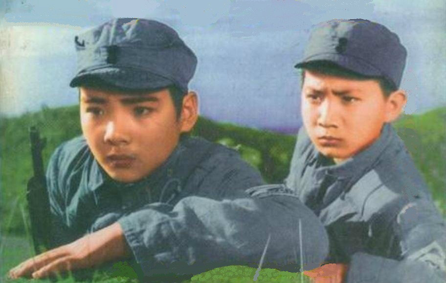 该片讲述了抗日战争时期两个小八路
