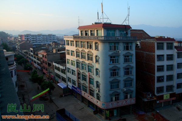 回龙寺镇,境内腊山坪有一座古庙,叫回龙寺,因而得名,寓意祥龙回头