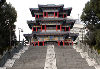 指沿江一号mall,是 a target="_blank" href="/item/武汉市/195165"