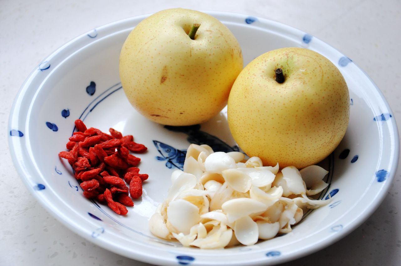 百合银耳炖雪梨