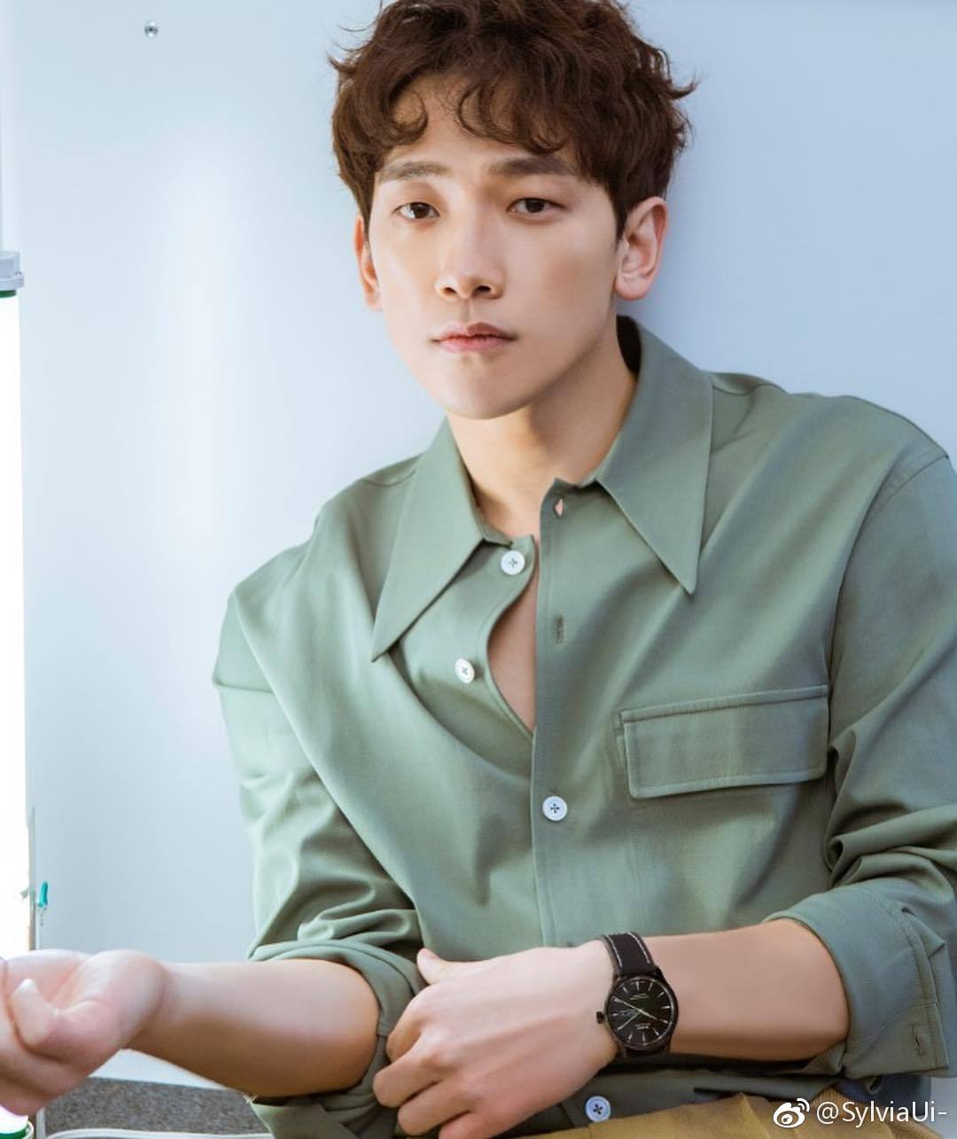  p>郑智薰(rain),1982年6月25日出生于韩国首尔,韩国流行男歌手,演员