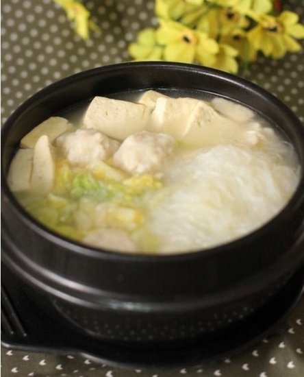  p>珍珠翡翠白玉汤是一道用白菜帮子,菠菜叶儿(翡翠),馊豆腐( a href=