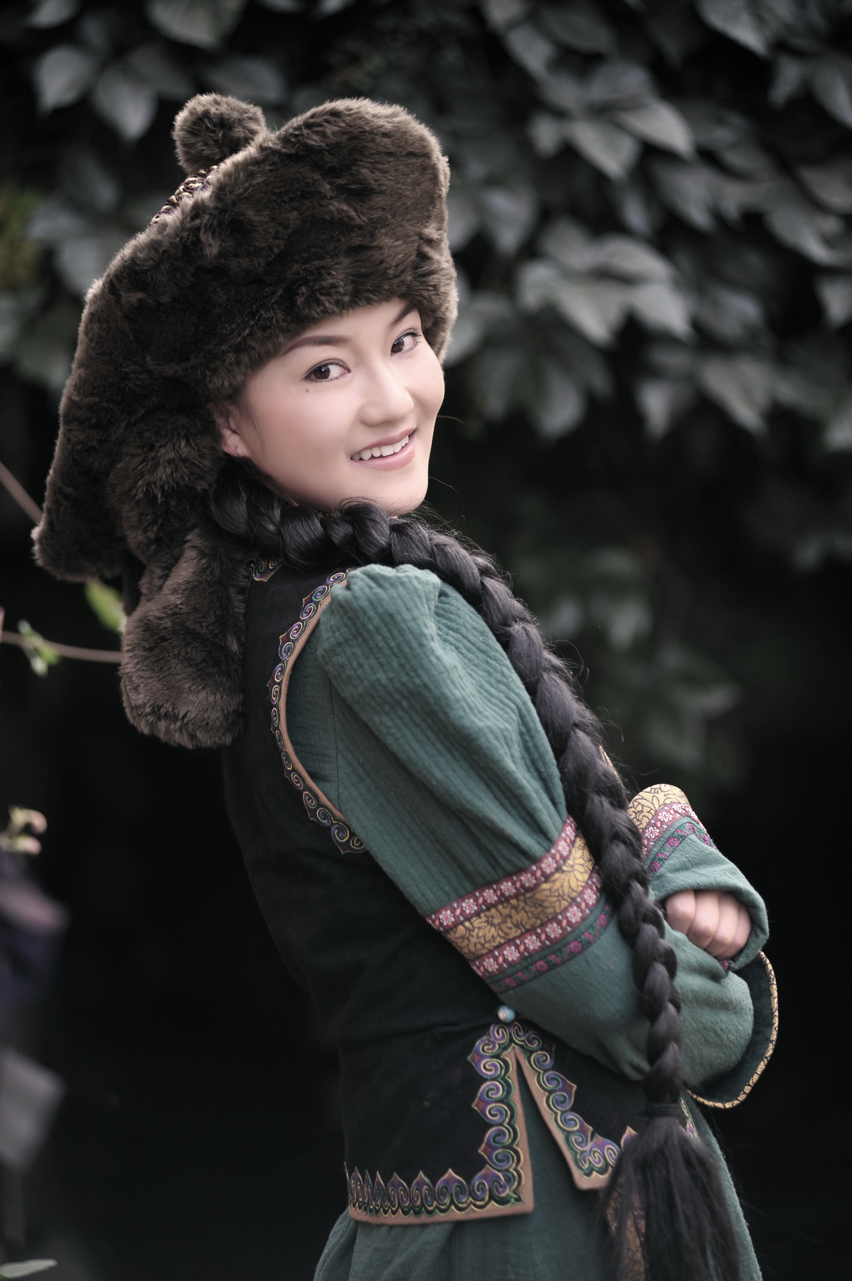 中国内地女演员 出生于内蒙古鄂尔多斯 蒙古族人 /p> p data-id="gnb