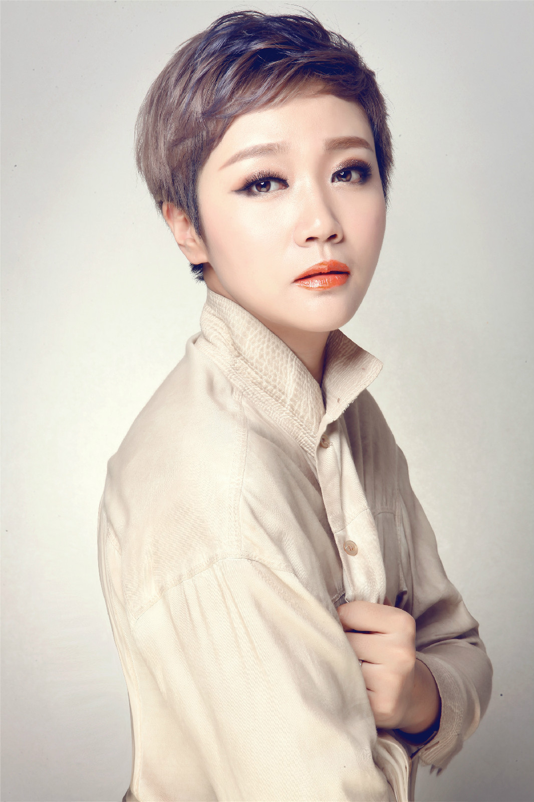 《两个灵魂的城》是王小仙儿演唱的歌曲,由