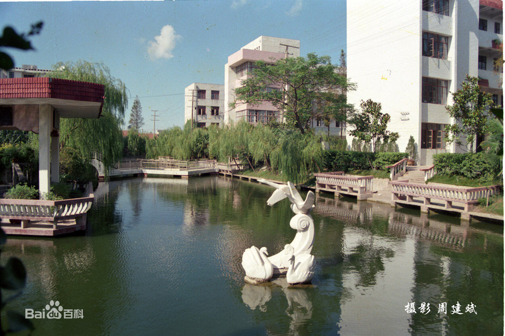  p>江苏如东高级中学(简称:如东中学),创办于1938年,座落在长江三角洲